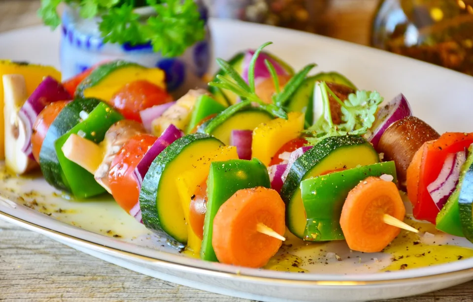Bunte Gemüsespiesse mit frischen Kräutern